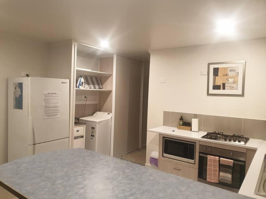 Pet Friendly & Spacious Two Bedroom Guest Unit Caloundra Exteriér fotografie